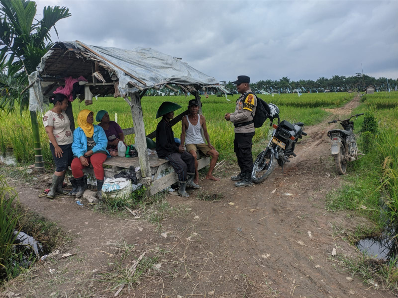 Sambangi Petani, Bhabinkamtibmas Polsek Kempas Ajak Waspadai Berita Hoax Pemilu.