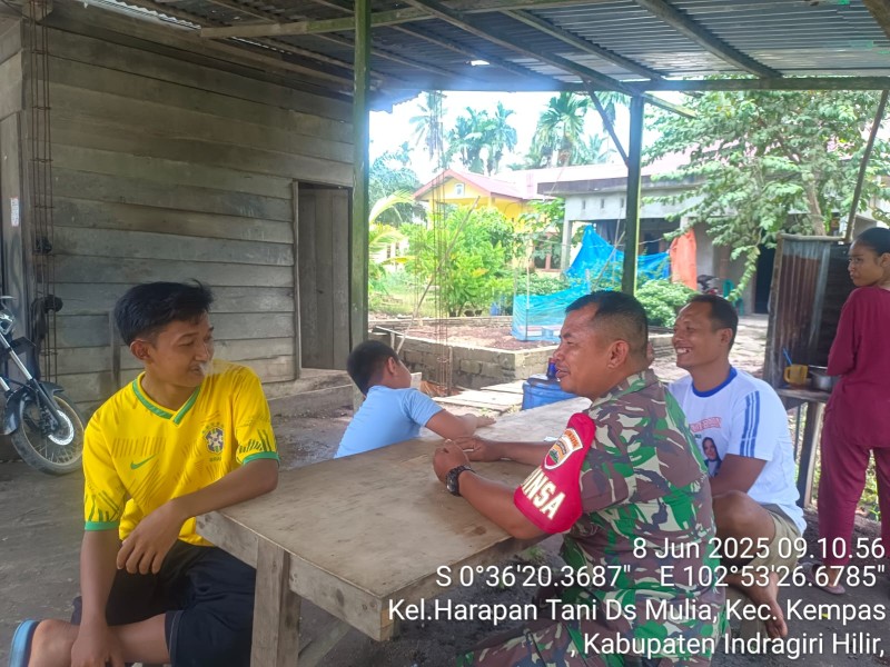 Babinsa Serka N. Sipayung Jalin Silaturahmi dengan Warga Harapan Tani, Wujudkan Kamtibmas yang Harmonis dan Kondusif