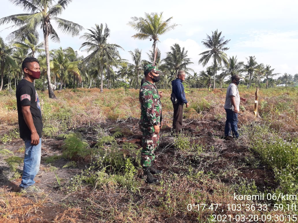 Bersama Masyarakat, Babinsa Koramil 06/Kateman Patroli Karlahut di Desa Makmur Jaya