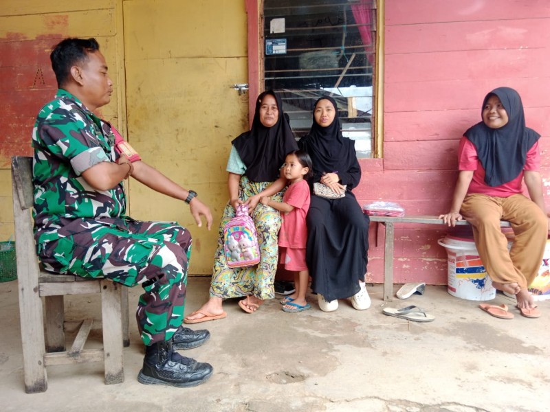 Babinsa Koramil 09/KMG Laksanakan Komsos untuk Meningkatkan Silaturahmi dengan Masyarakat Wilayah Binaan