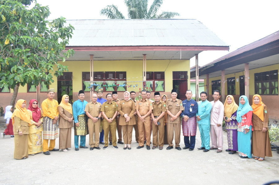 Program IRAMA Desa, Bupati Rezita Jadi Inspektur Upacara di SMP Negeri 2 Sungai Lala