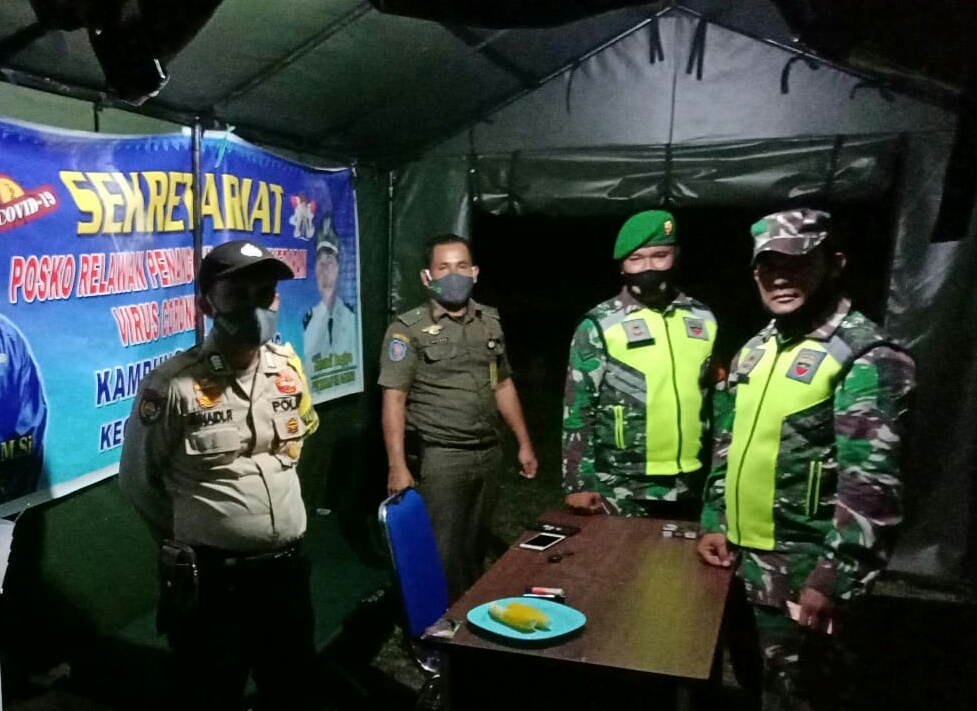 Aparat Gabungan TNI-Polri dan Satpol PP di Siak Siaga di Posko Covid-19
