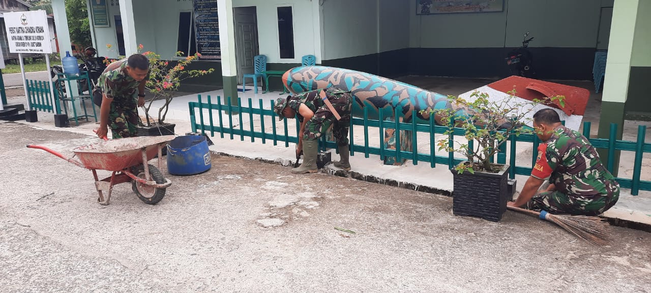 Jaga Kebersihan Lingkungan, Anggota Koramil 03/Tempuling Laksanakan Korve Pangkalan