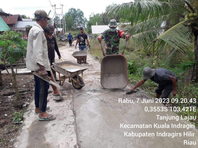 Babinsa Koramil 04/Kuindra Mengajak Warga Agar Bersama-sama Untuk Memperbaiki Jalan Yang Rusak