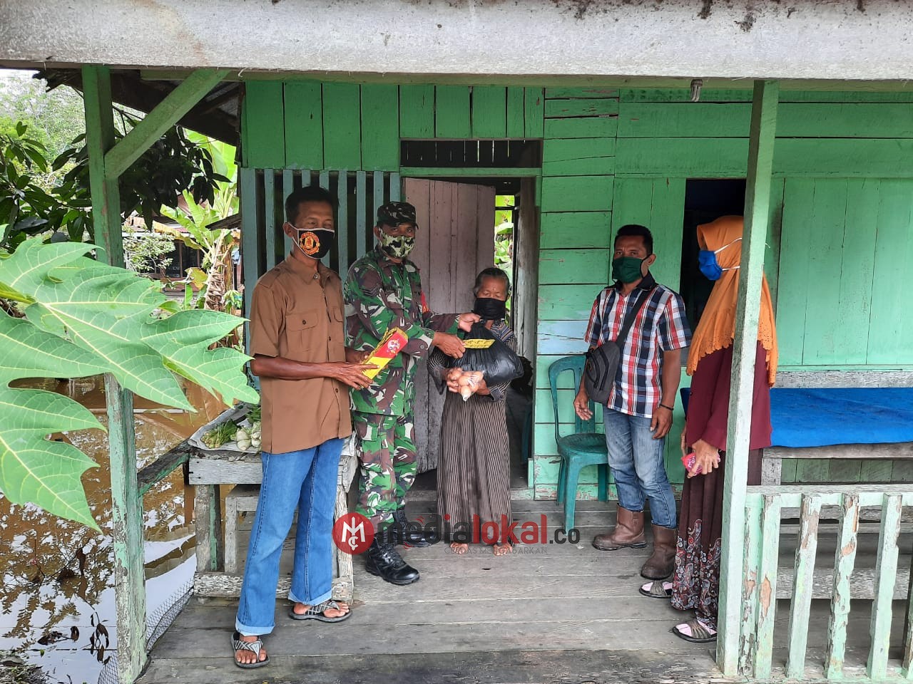 Babinsa Koramil 03/Tempuling Salurkan Paket Sembako Secara Door to door kepada Warga