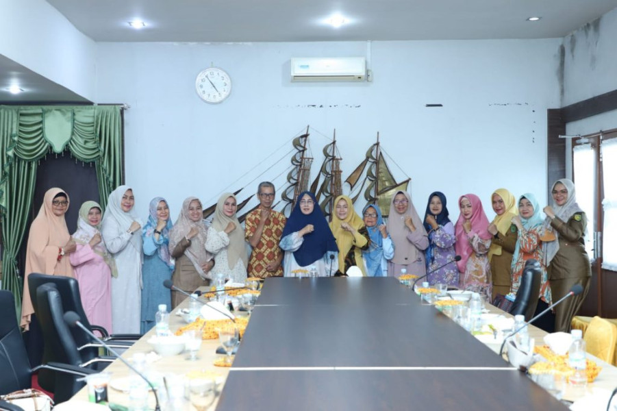 Ketua TP. PKK Kab. Inhil Hj. Zulaikhah Wardan Memimpin Rapat Bersama Pengurus TP. PKK Kab. Inhil