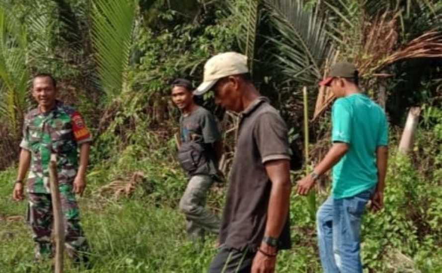 Bersama Masyarakat, Babinsa Koramil 04/Kuindra Ke Wilayah Pantau Karlahut