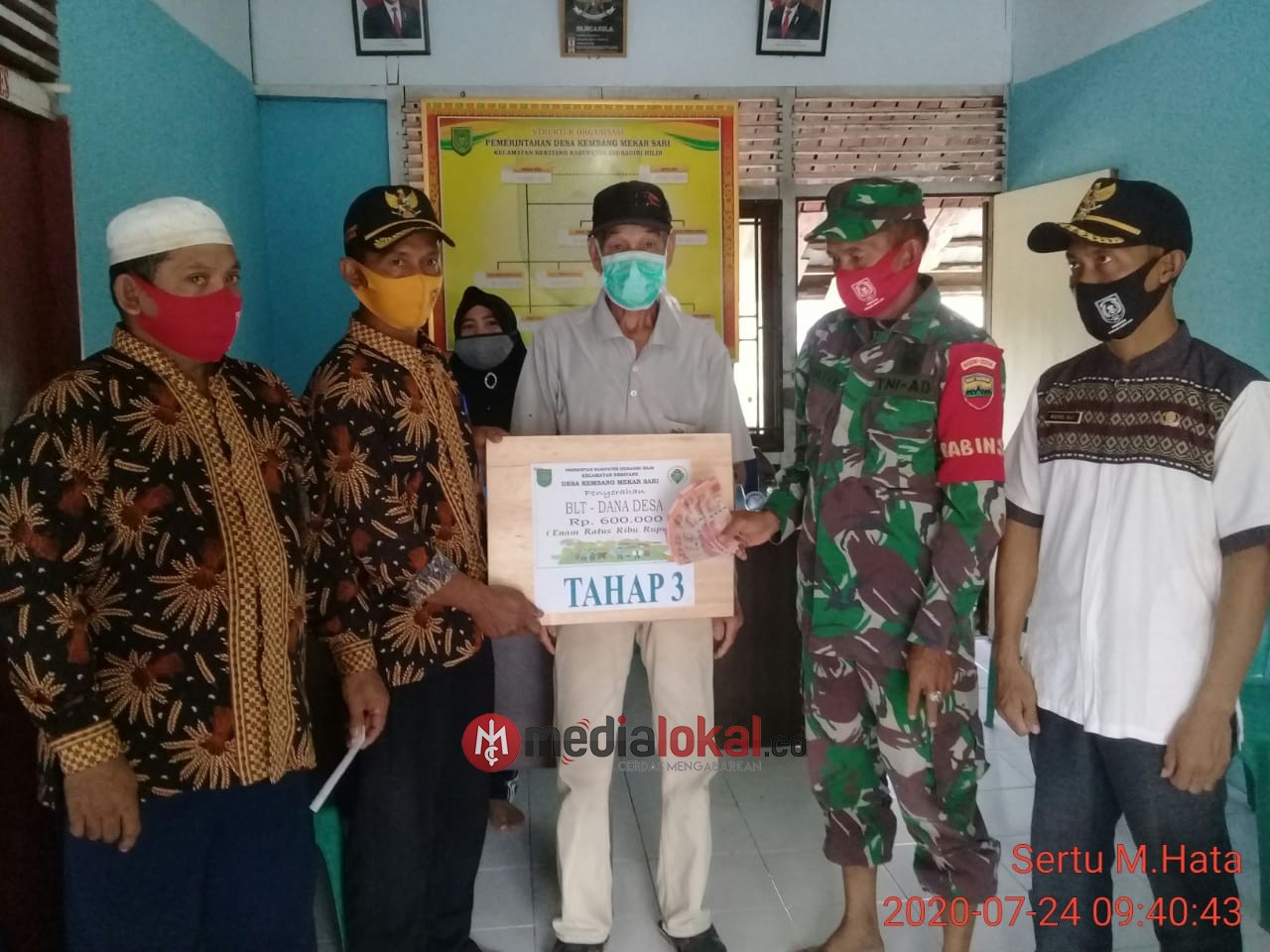 Babinsa Koramil 09/Kemuning Dampingi Penyaluran BLT DD di Desa Kembang Mekar Sari
