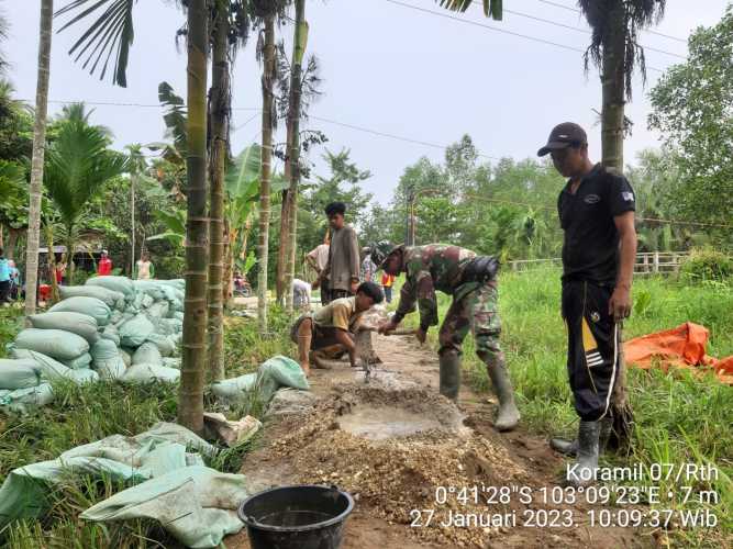 Babinsa Koramil 07/Reteh Rutin Lakukan Goro Bersama Masyarakat Setempat