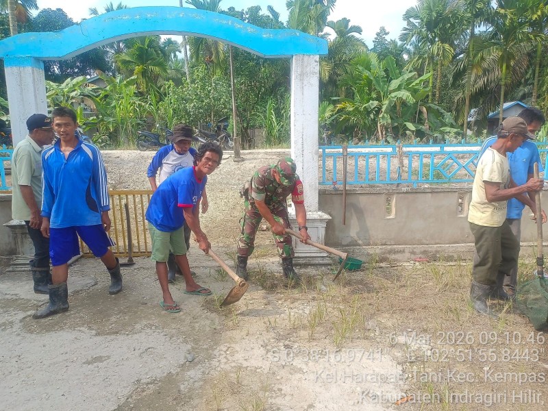 Babinsa koramil 03/Tpl Ajak Warga Gelar Jumat Bersih, Puasa Tak Halangi Perhatian Pada Tempat Ibadah