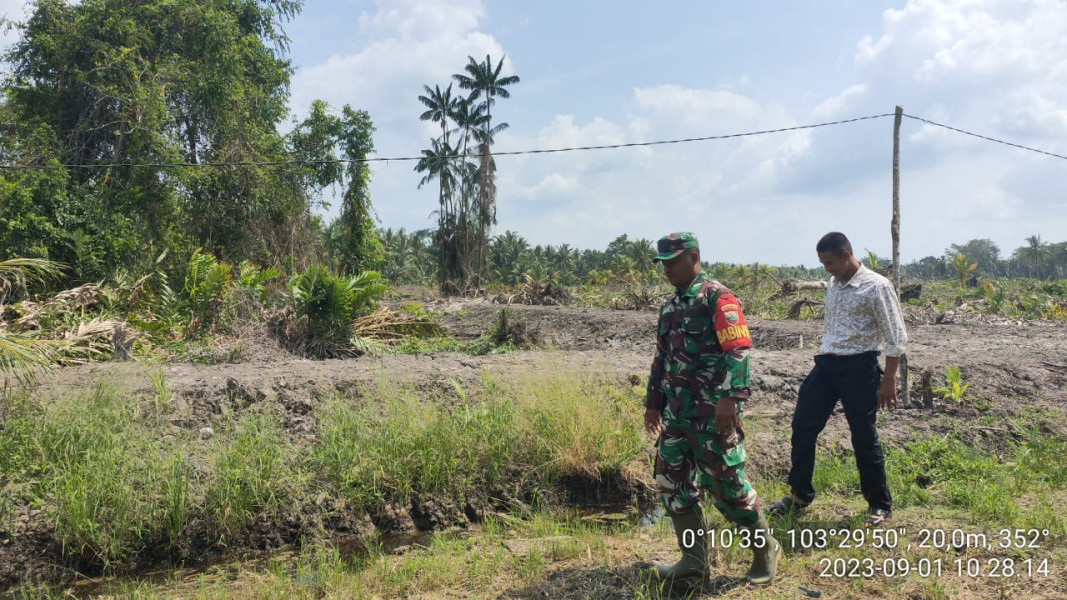 Babinsa Koramil 10/Pelangiran Turun Lakukan Patroli Rutin Karlahut Demi Kenyamanan Lingkungan