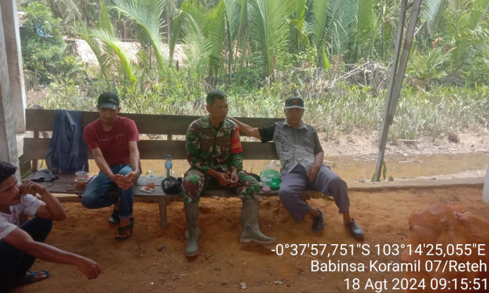 Babinsa Serka Yadi Yanto Jalin Silaturahmi dan Kedekatan Melalui Komsos