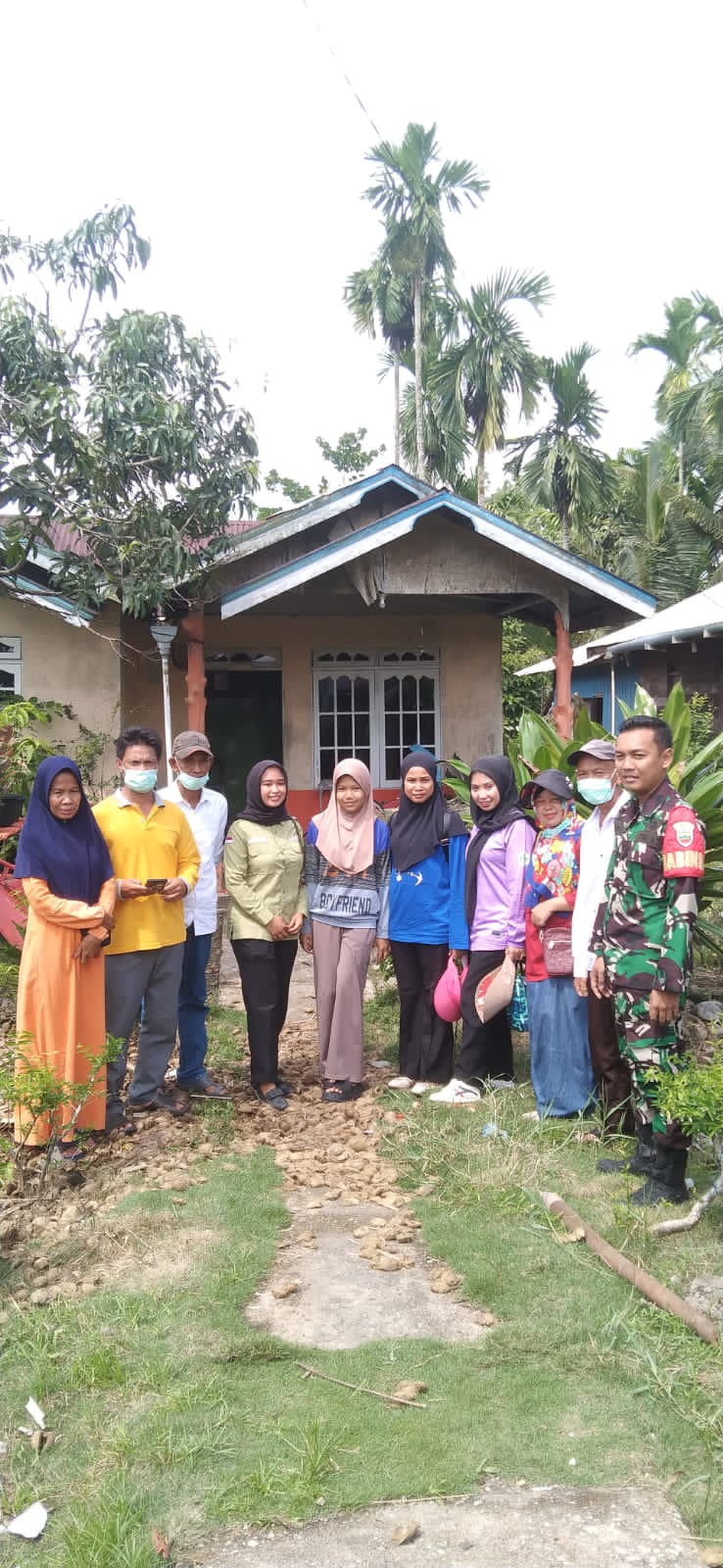 Babinsa Koramil 05/Gas Pratu Risma Syahputra Komunikasi Sosial Bersama Dengan Warga