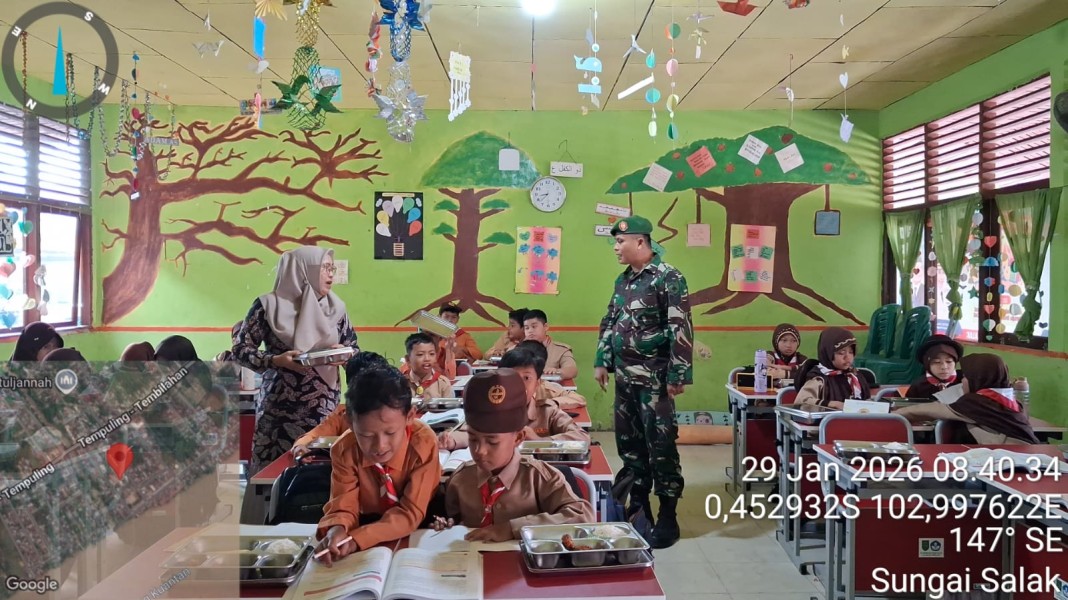 Komsos Dengan Warga, Babinsa Koramil 03/Tempuling Gencar Pantau Perkembangan Wilayah Binaan