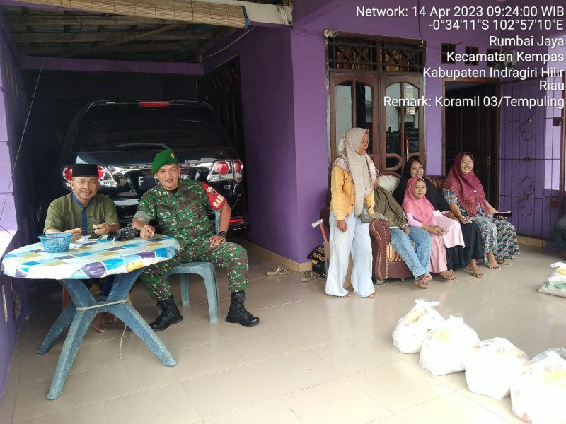 Bersama Tomas, Babinsa 03/Tpl Bantu Salurkan Sembako Bagi Warga yang Membutuhkan