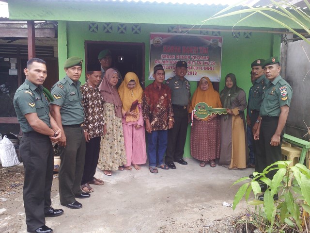 Koramil 01/Tembilahan Serahkan Kunci Program Bedah Rumah Karya Bhakti TNI 