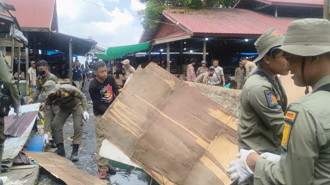 Dukung Penataan Pasar dan Wajah Kota, Satpol PP Inhil Tertibkan Kios di Kawasan Eks Air Mancur dan Pasar Tengah