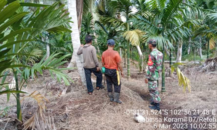 Patroli Rutin Karlahut Babinsa Koramil 07/Reteh di Desa Binaan