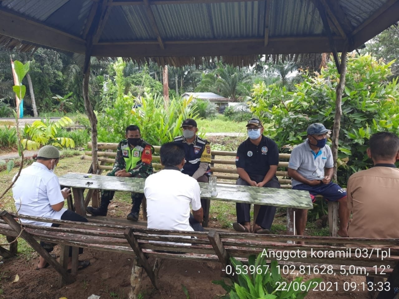 Wujudkan kamtibmas, Babinsa 03/Tempuling Bersama Bhabinkamtibmas Komsos dengan Warga