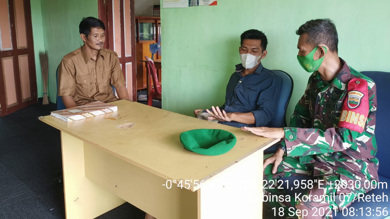 Babinsa Koramil 07/Reteh Lakukan Komsos di Sungai Mahang