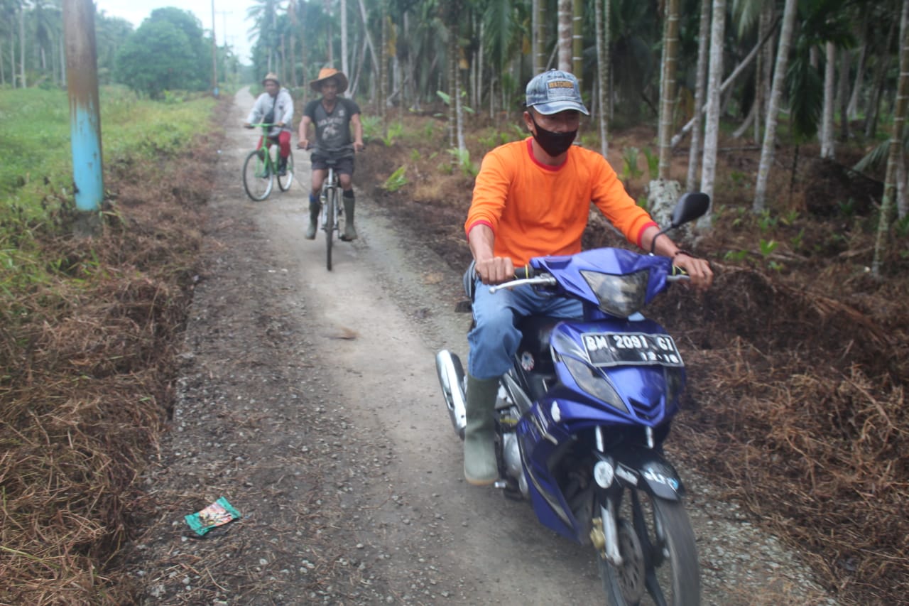 Antusias Warga Teluk Bunian Bantu TNI Rampungkan Sasaran Fisik TMMD 111 Kodim 0314/Inhil