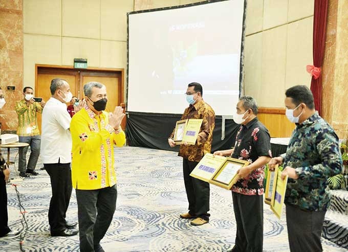 Gubri Serahkan Penghargaan kepada Koperasi Berprestasi di Riau