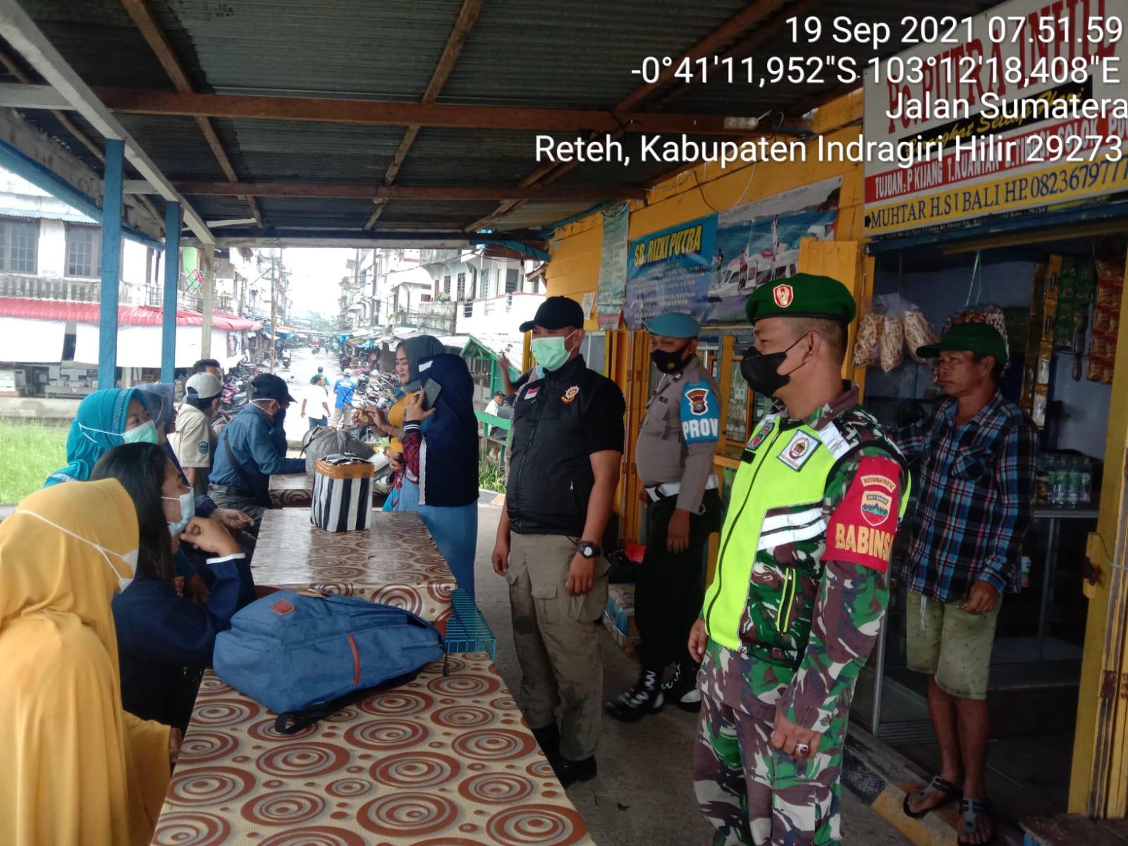 Babinsa bersama Bhabinkamtibmas dan Satpol PP Rutin Lakukan Penegakan Protkes di Reteh