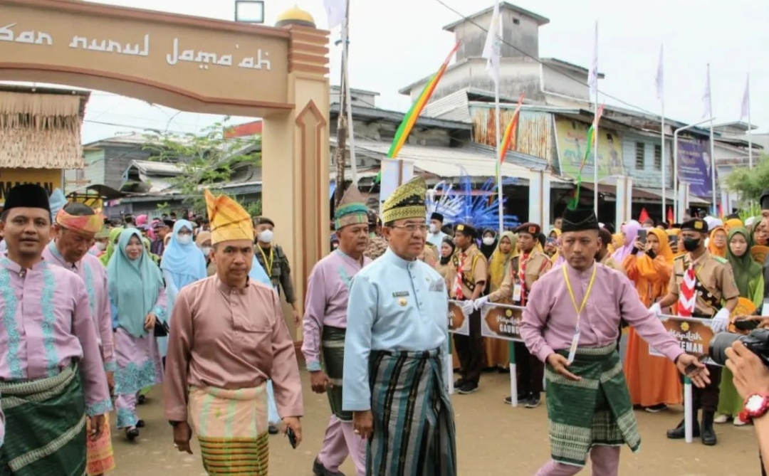 Sambut MTQ Tingkat Kabupaten Inhil ke-52, Bupati Lepas Peserta Pawai Ta'aruf Tanah Merah