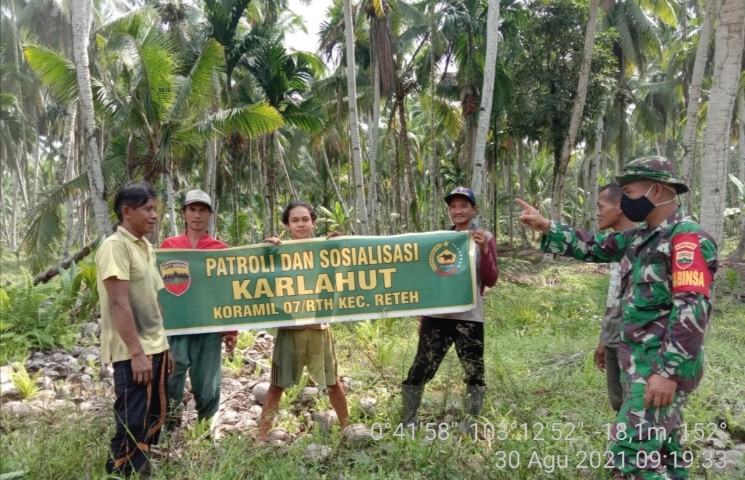 Peduli Karhutla, Babinsa Lakukan Patroli dan Sosialisasi di Pulau Kijang