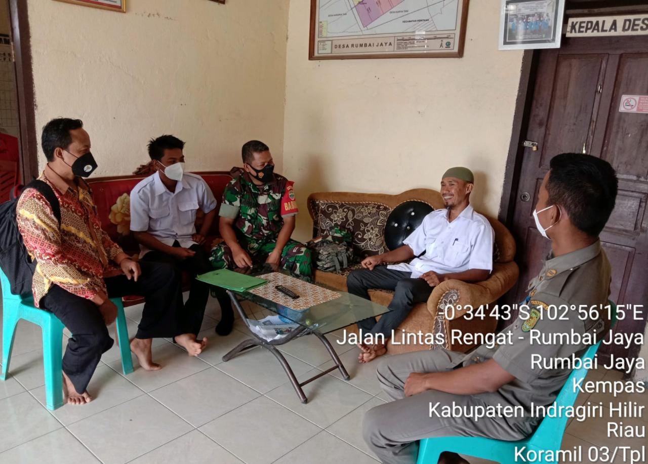 Komsos Babinsa 03/Tempuling Dengan Satpol PP Dan Aparatur Desa Rumbai Jaya