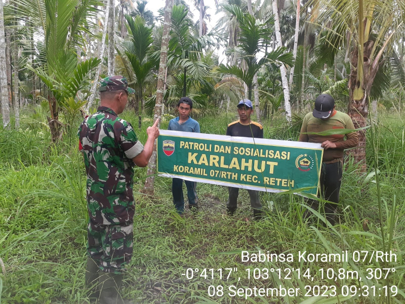Babinsa Koramil 07/Reteh Ingatkan Warga Untuk Terus Jaga Lahan dan Hutan Dari Kebakaran