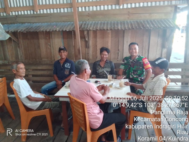 Babinsa Desa Panglima Raja Melaksanakan Komsos untuk Menjalin Hubungan Erat dengan Masyarakat