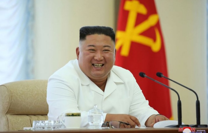 Akhirnya Setelah Lama Tak Terlihat, Kim Jong Un Muncul dan Tersenyum