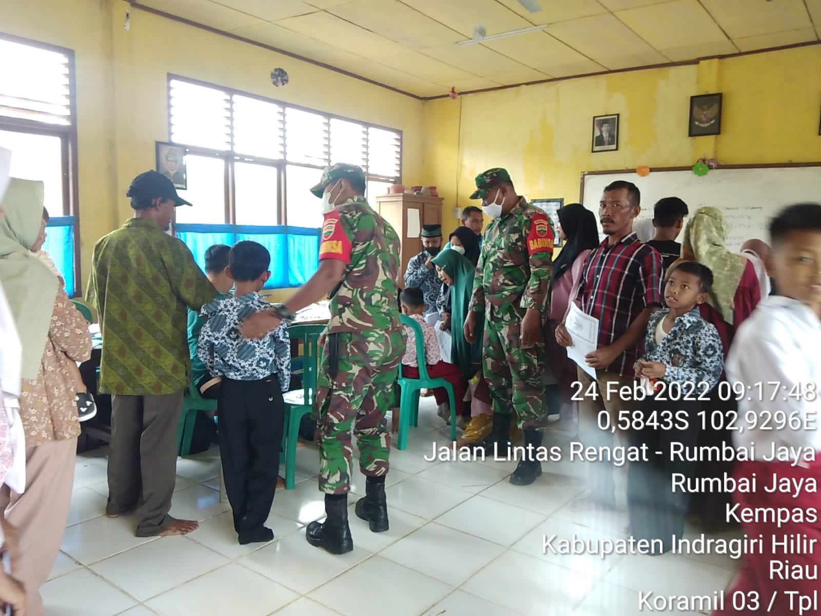 Babinsa 03/Tempuling Dampingi Siswa/i SDN 012 Rumbai Jaya Lakukan Vaksin