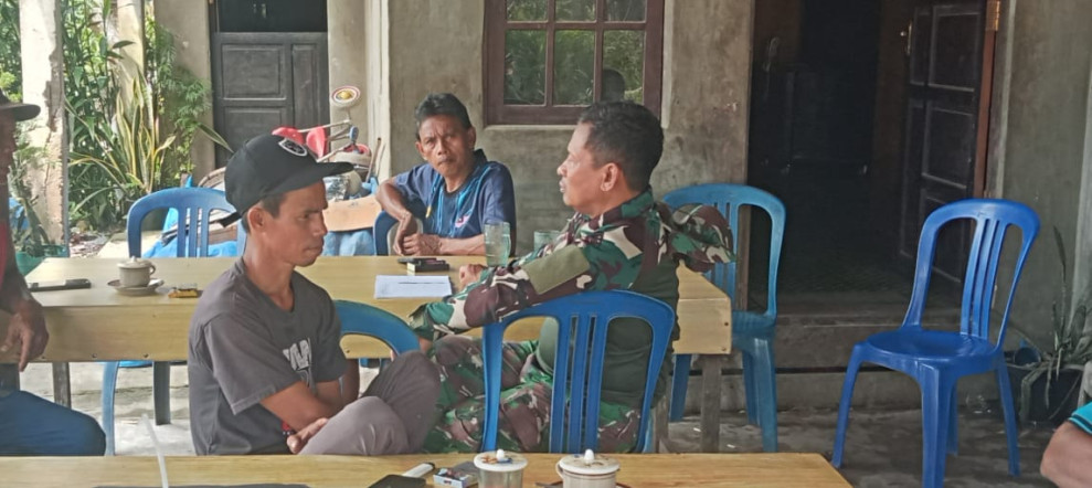 Menjelang Pemilu 2024, Babinsa Koramil 05/Gas Serka Nawawi Sambang Warga di Warung Kopi Sampaikan Pesan Kamtibmas