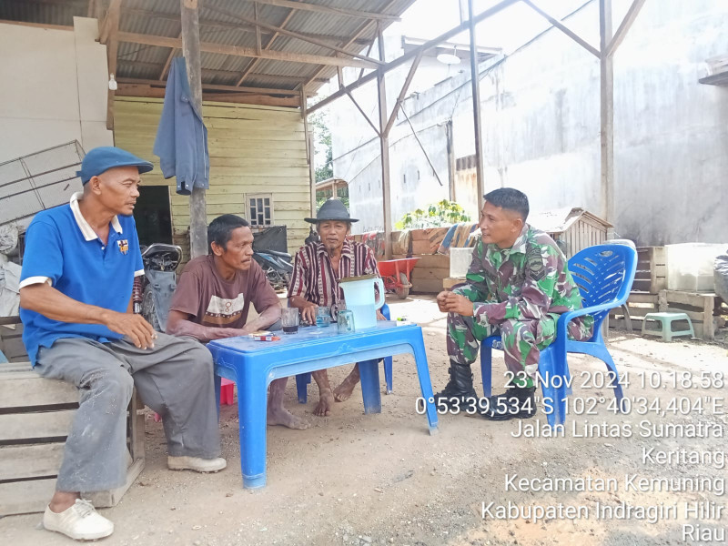 Melalui Komsos, Babinsa Koramil 09/Kmg Jalin Kedekatan dan Kebersamaan Dengan Masyarakat