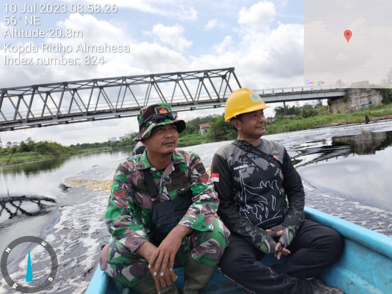 Lintasi Sungai Bagan PT. MSK Bhabinsa 05/Gas Kopda Ridho Almahesa Lakukan Patroli Karlahut