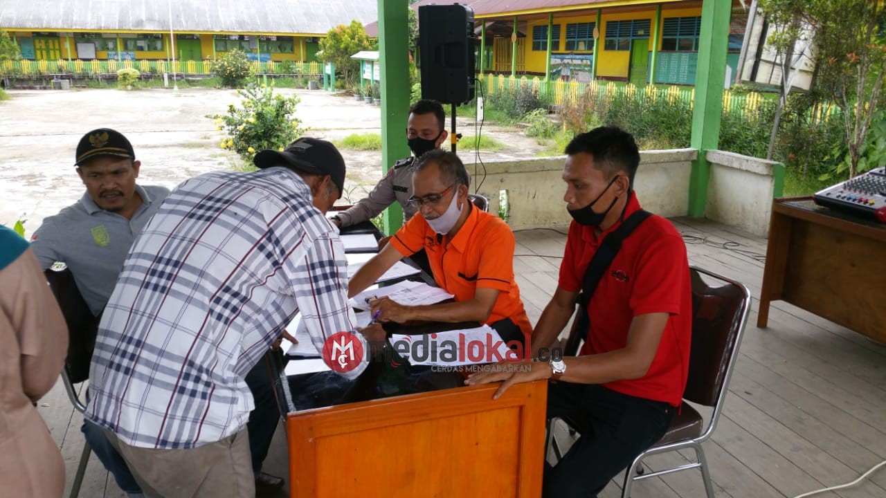 Kades Harapan Makmur Kecamatan Gaung Anak Serka Serahkan BST Tahap II Tahun 2020 