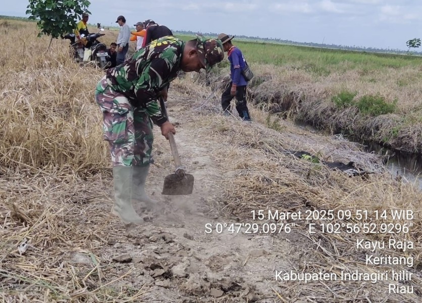 Koramil 09/Kemuning dan Warga Desa Kayu Raja Jalin Kerjasama Melalui Kegiatan Goro