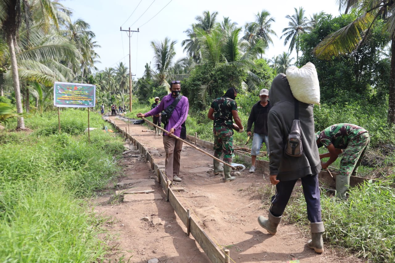 Satgas TMMD ke-111 kodim 0314/Inhil Bersama Masyarakat Memasang Maal