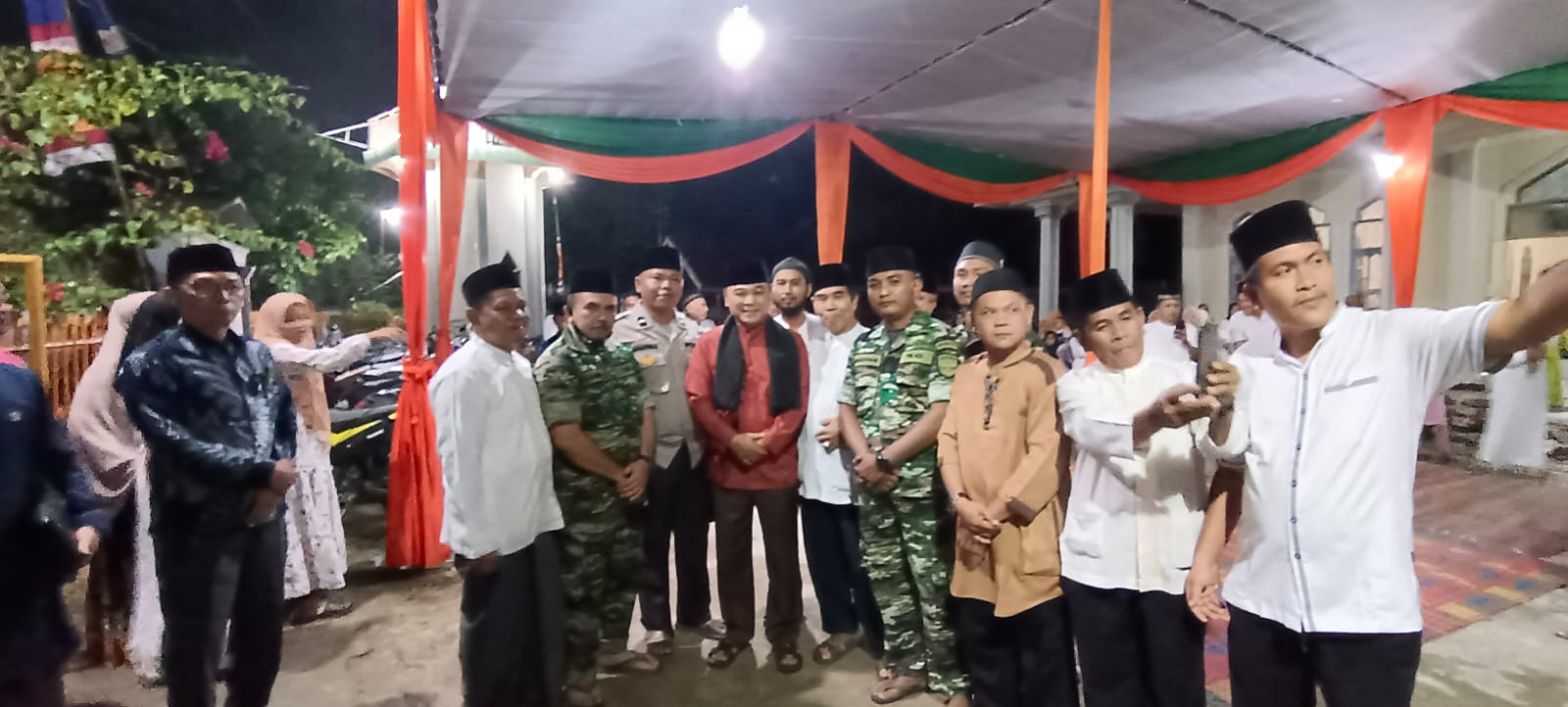 Danramil 09/Kemuning dan Masyarakat Ikuti Dakwah KH. Fikri Haikal, MZ