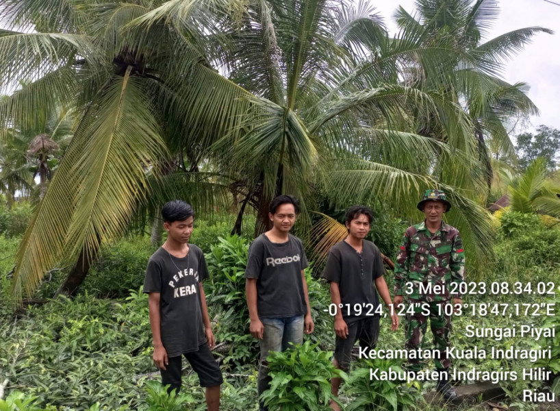 Babinsa Koramil 04/Kuindra Pencegahan Karhutla Bersama Warga