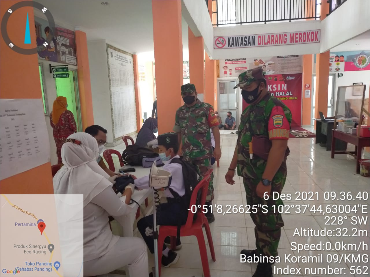 Babinsa Koramil 09/Kemuning Dampingi Nakes Lakukan Vaksinasi