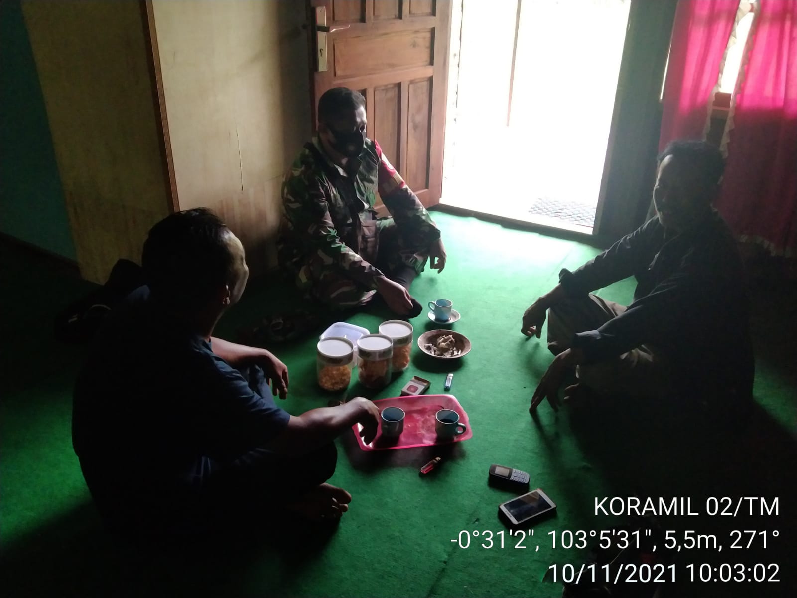 Sambangi Rumah Warga, Sertu Elia Rahman Lakukan Komsos