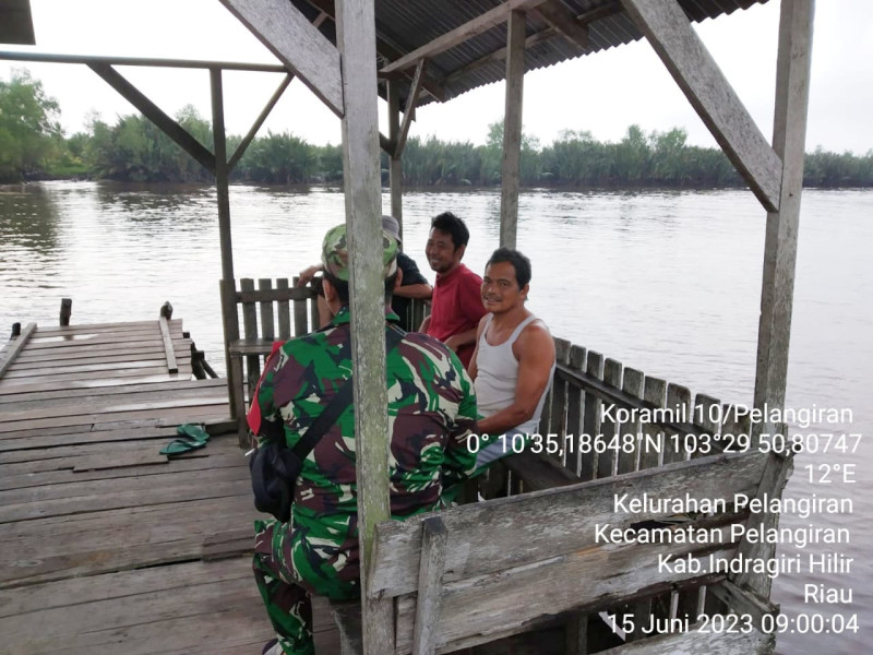 Babinsa Koramil 10/Pelangiran Cerminkan Kepedulian Seorang Aparat Kepada Masyarakat