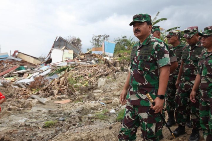 Panglima TNI Tinjau Reruntuhan Perumahan Balaroa di Kota Palu
