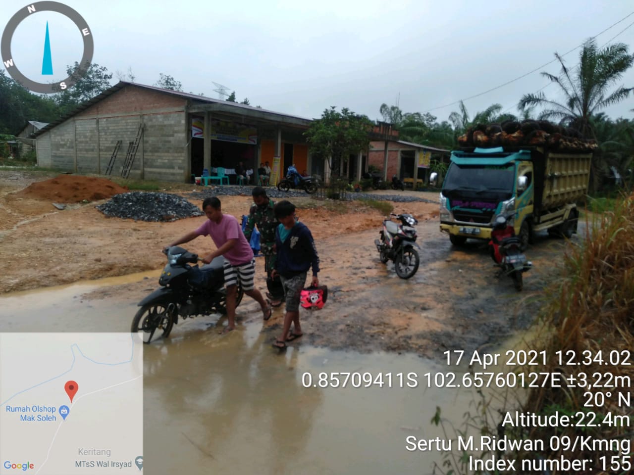 Banjir di Kemuning, Personil Koramil Turun Tangan Membantu Warga