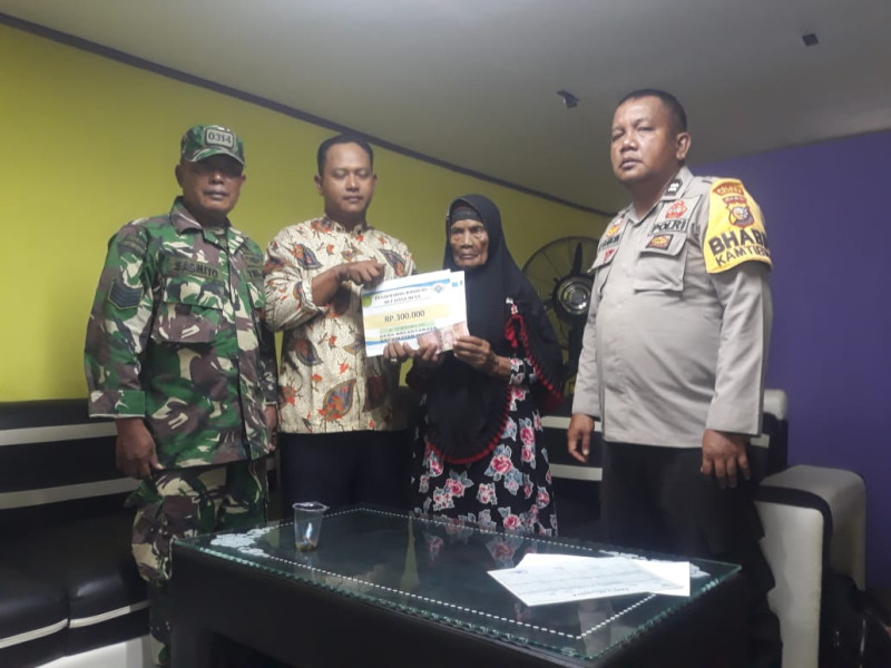 Babinsa Koramil 05/Gas Serma Sasmito Kawal Penyaluran BLT Dana Desa