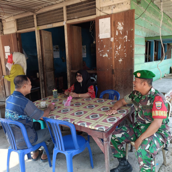Babinsa 05/Gas Serda Rudi Hartono Melakukan Komunikasi Sosial Bersama Masyarakat Kelurahan Teluk Pinang