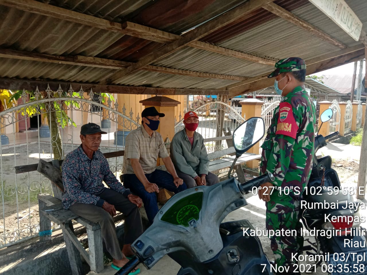 Babinsa 03/Tempuling Komsos Bersama Tokoh Masyarakat di Wilayah Binaan